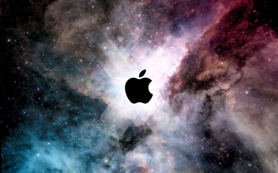 Logotipo preto da Apple flutuando em nebulosa espacial estrelada e colorida. — Mac legal Papéis de Parede
