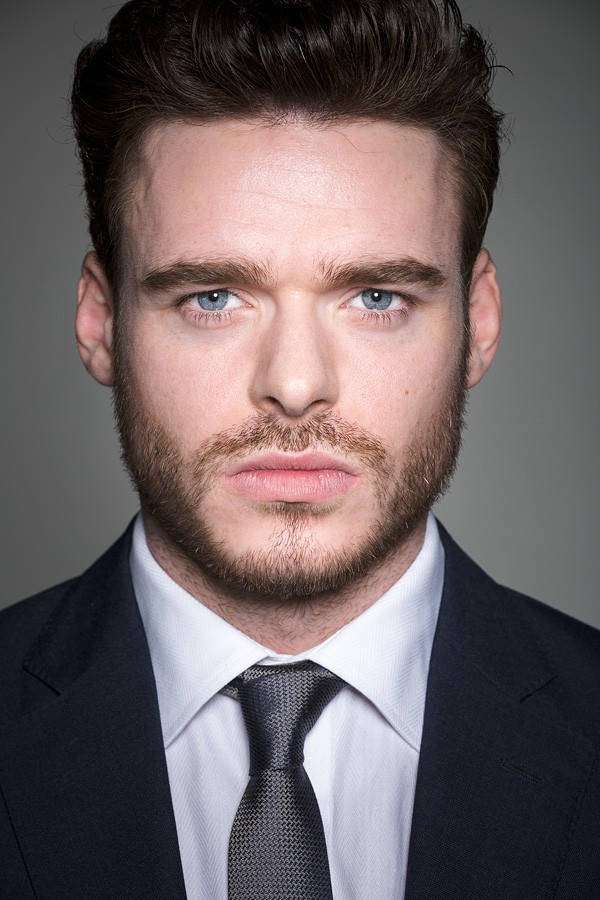 Retrato em close-up de um homem de terno com olhos azuis e barba. — Madden Papéis de Parede