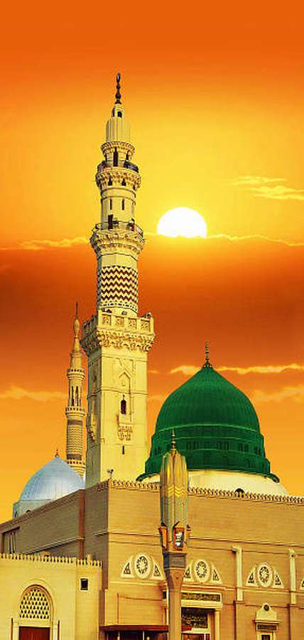 Sonnenuntergang über einer Moschee mit grünen und blauen Kuppeln und hohen Minaretten. — Madina Bilder