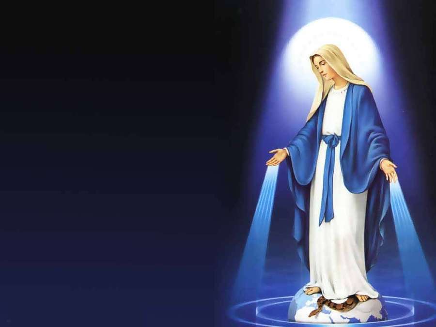 Virgem Maria com auréola e feixes de luz em pé sobre globo em vestes azuis e brancas. — Mãe Maria Papéis de Parede