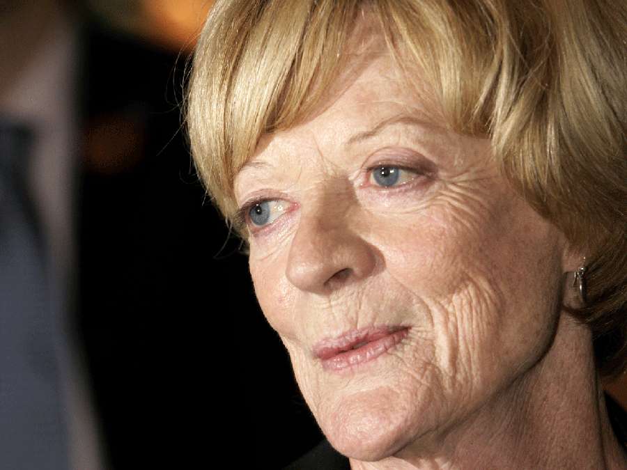 Nahaufnahme einer älteren Frau mit blonden Haaren und blauen Augen, die nachdenklich zur Seite blickt. — Maggie smith Bilder