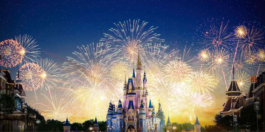 Castello illuminato da fuochi d'artificio di notte sotto un cielo stellato. — Magia Sfondi