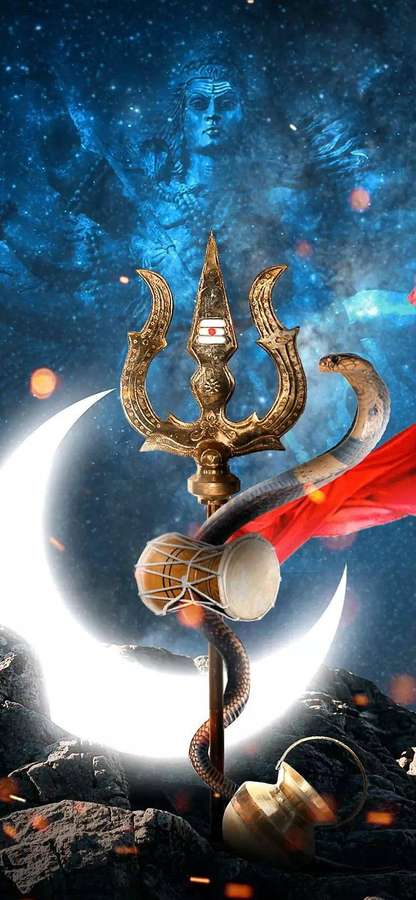 Goldener Dreizack mit Schlange und Trommel vor kosmisch blauem Hintergrund mit Halbmond und göttlichem Gesicht. — Mahadev Bilder