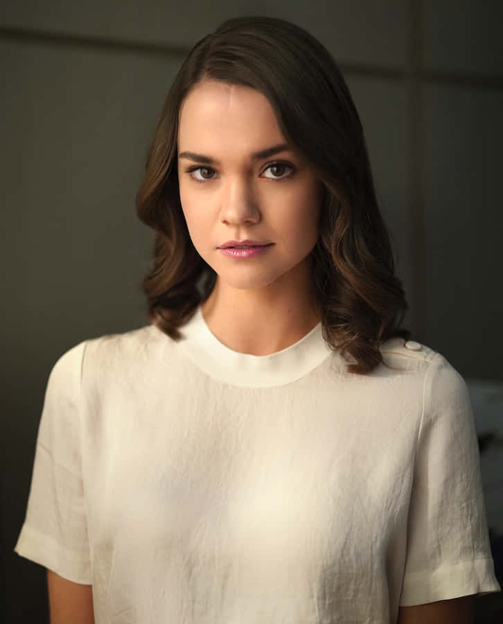 Maia Mitchell Taustakuva