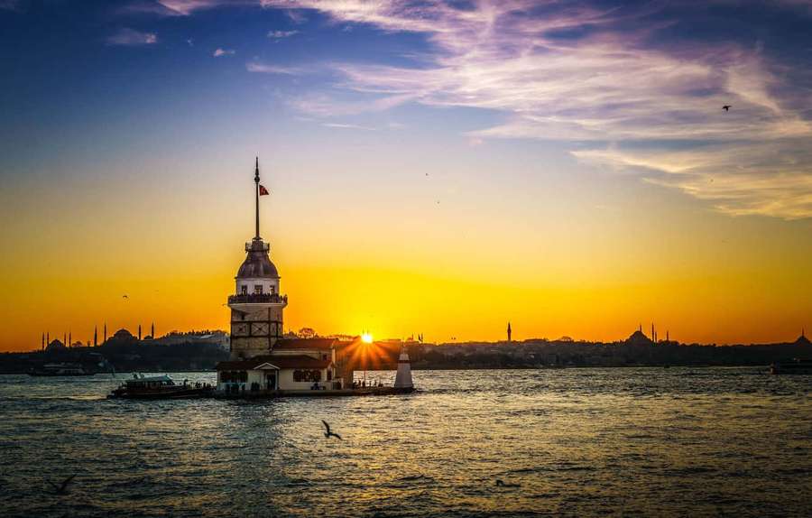 Maiden's Tower at sunset with golden water and city skyline in background — Maiden Tower Wallpaper