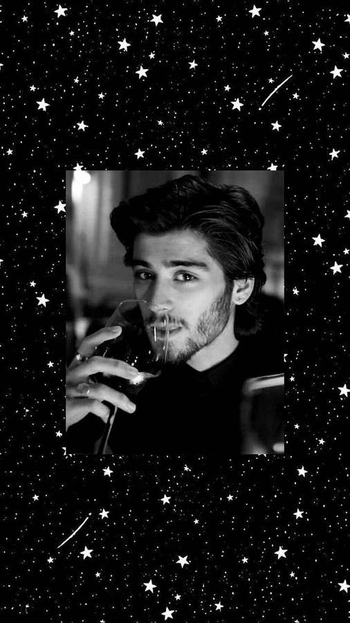 Man holding a glass against a starry night sky background. — Malik Background
