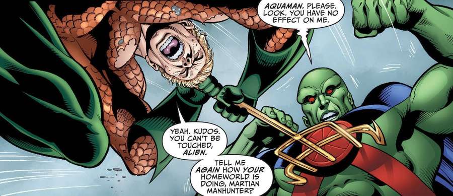 Martian Manhunter konfronterer Aquaman i en tegneseriekampscene. — Manhunter Wallpapers