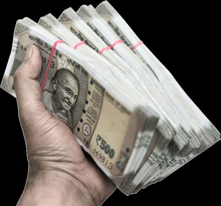 Mano sosteniendo fajos de billetes indios de 500 rupias atados con bandas rojas. — Mano Fondos de pantalla