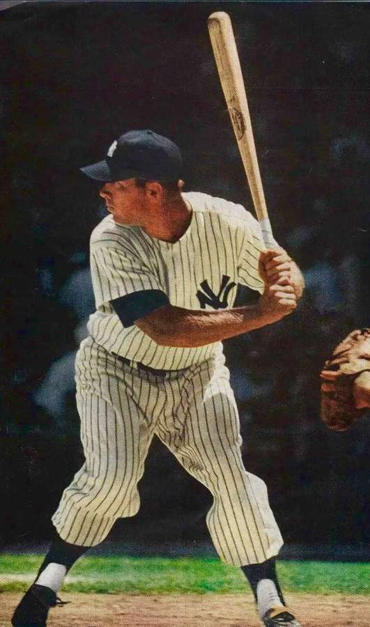 Jugador de béisbol en uniforme de rayas balanceando el bate en el campo — Mantel Fondos de pantalla