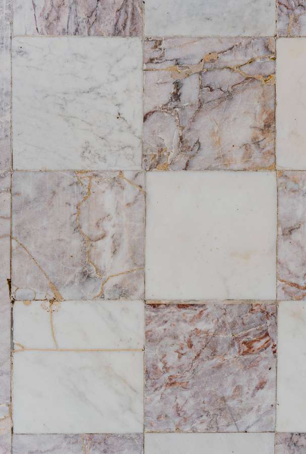 Skakternet marmorgulv med hvide og lyserøde fliser og gyldne årer. — Marble 4K Wallpapers