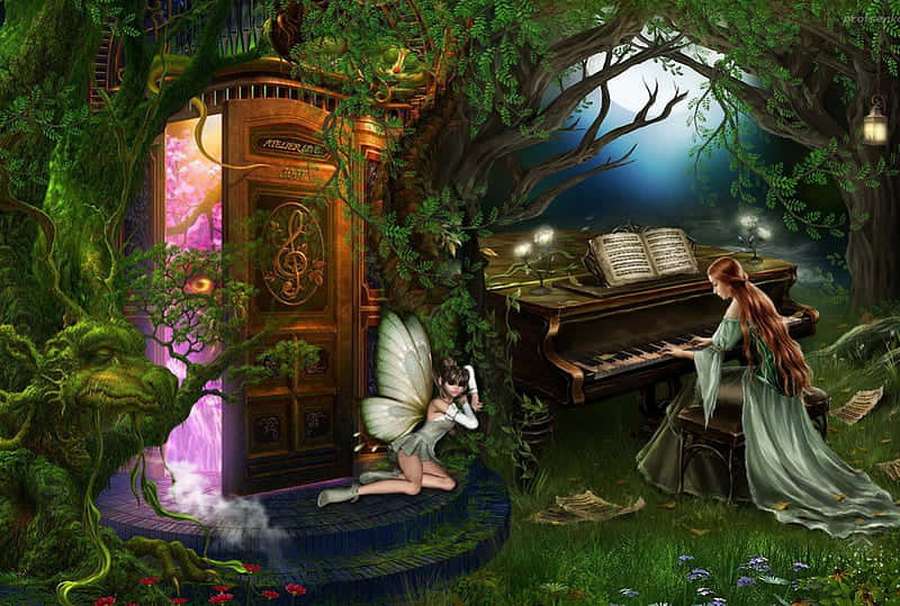 Fee und Frau im verzauberten Wald spielen Klavier neben leuchtender Tür im Mondschein. — Märchen Wallpaper