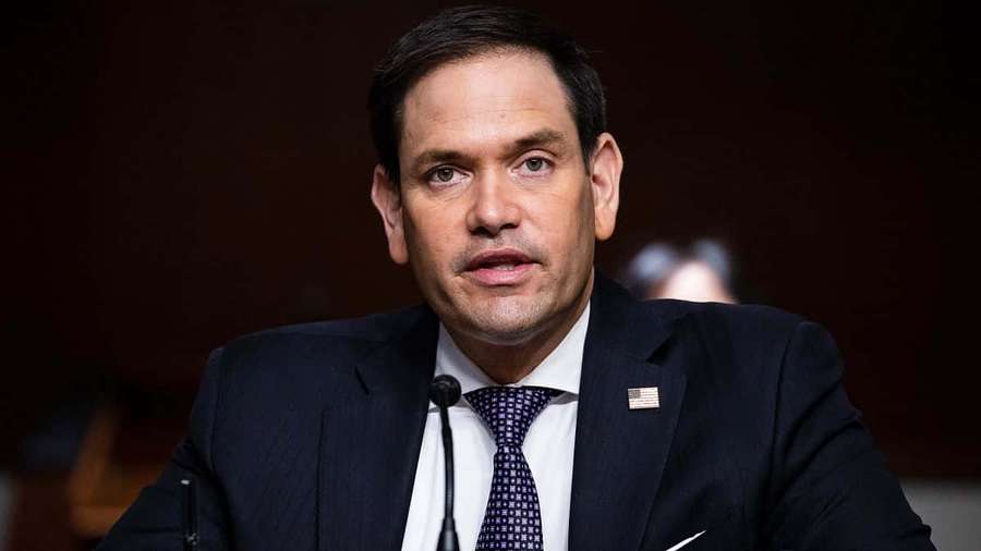 Man in suit speaking at formal hearing with microphone — Marco Rubio Wallpaper