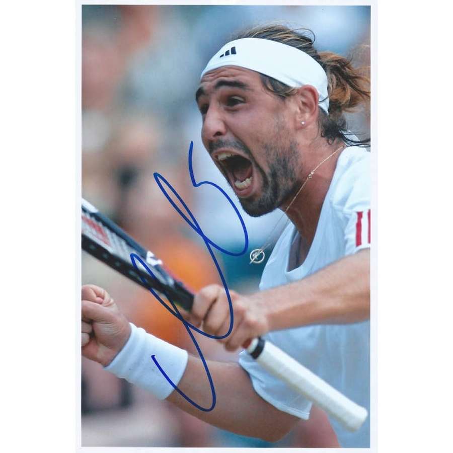 Tennisspieler feiert Sieg mit Schläger und sichtbarer Signatur. — Marcos Bagdad Wallpaper