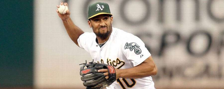 Lanceur de baseball en casquette verte et uniforme blanc lançant une balle de nuit. — Marcus Semien Fonds d'écran