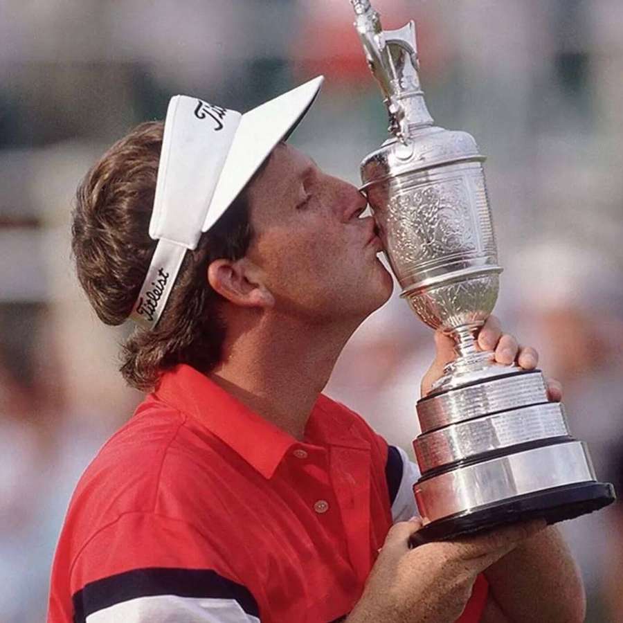 Golfista besando el trofeo plateado del Masters en celebración de la victoria — Mark Calcavecchia Fondos de pantalla