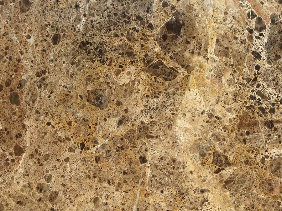 Primer plano de mármol marrón y dorado con vetas intrincadas y patrones moteados. — Mármol marrón Fondos de pantalla
