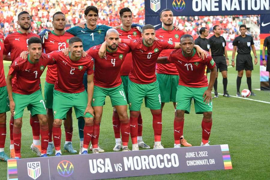 Time de futebol marroquino posando antes da partida EUA vs Marrocos em Cincinnati. — Marrocos Papéis de Parede