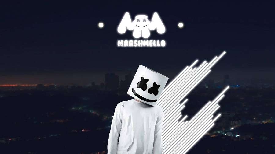 Marshmello valkoisessa puvussa ja kypärässä katsomassa hehkuvaa kaupunkia yöllä. — Marshmallow Dj Taustakuvat