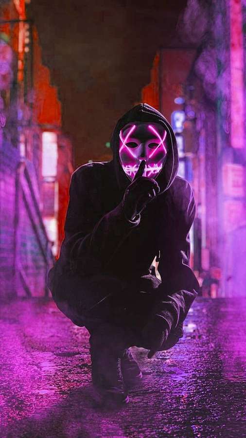 Pessoa com máscara brilhante agachada em beco chuvoso iluminado por neon à noite. — Máscara Papéis de Parede