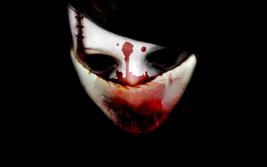 Un rostro pintado de blanco con sangre y puntadas en un entorno oscuro. — Máscaras de terror Fondos de pantalla