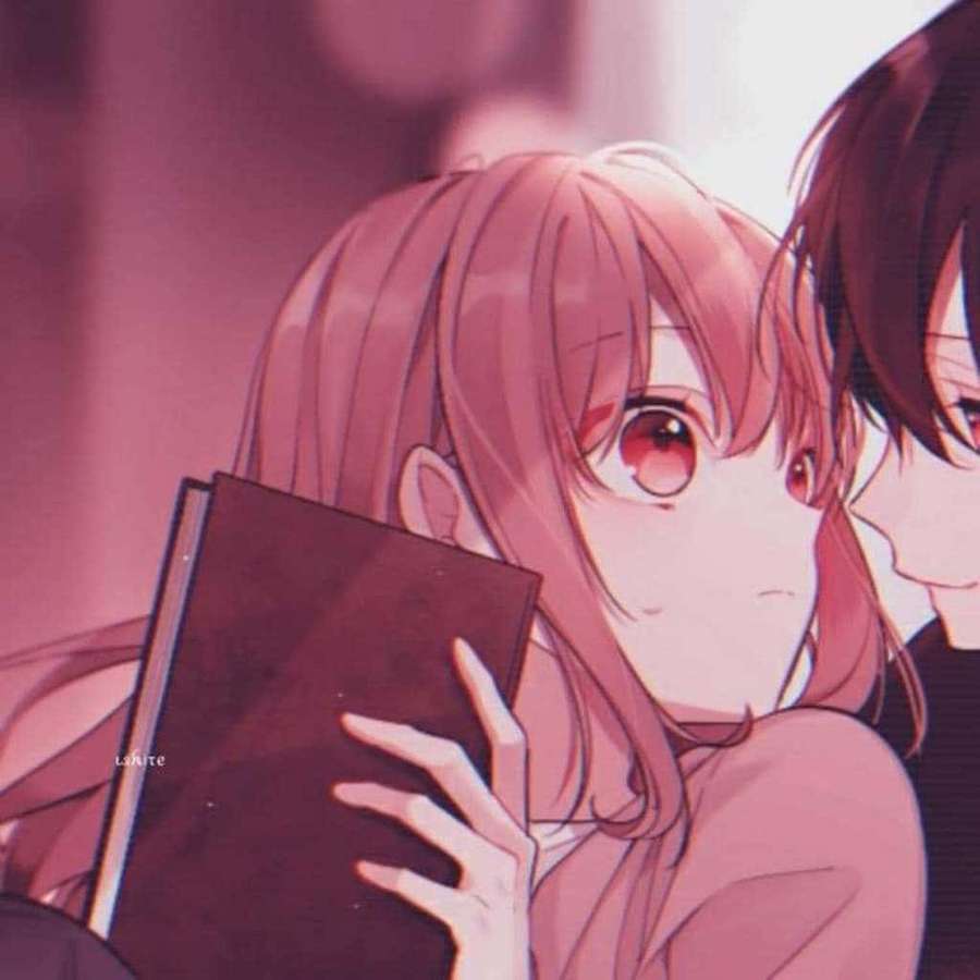 Pink-haired anime girl holding a book as a dark-haired boy leans in close. — Matching Couple Pfp Wallpaper