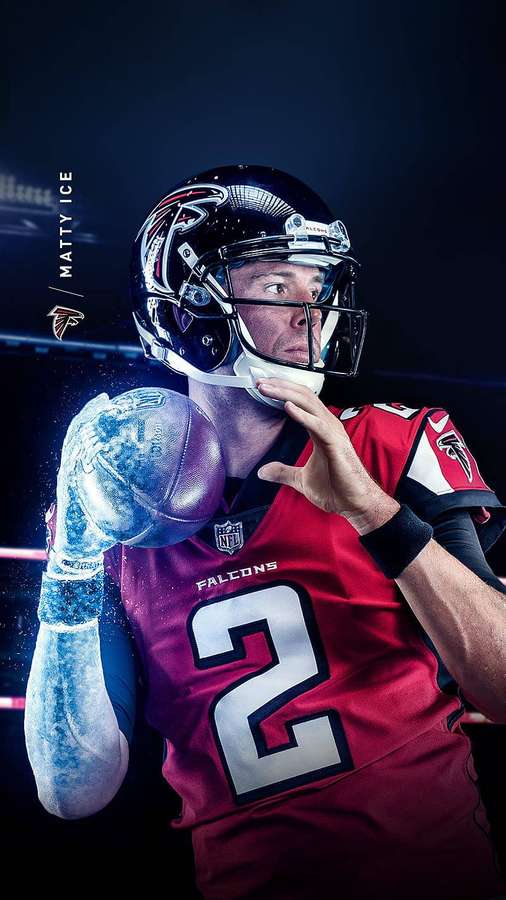 Footballspieler in rotem Falcons-Trikot, der einen leuchtenden Football unter blauem Licht hält. — Matt Ryan Bilder