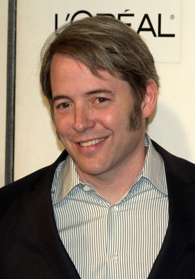 Mann im Anzug lächelt in die Kamera bei L'Oréal-Veranstaltung — Matthew Broderick Bilder