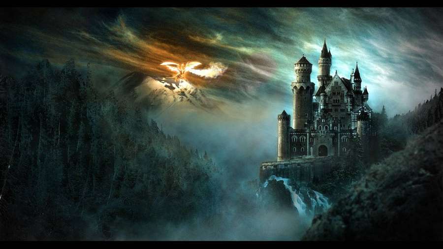 Castillo gótico en acantilado con bosque brumoso y fénix brillante en cielo tormentoso — Mazmorras Fondos de pantalla