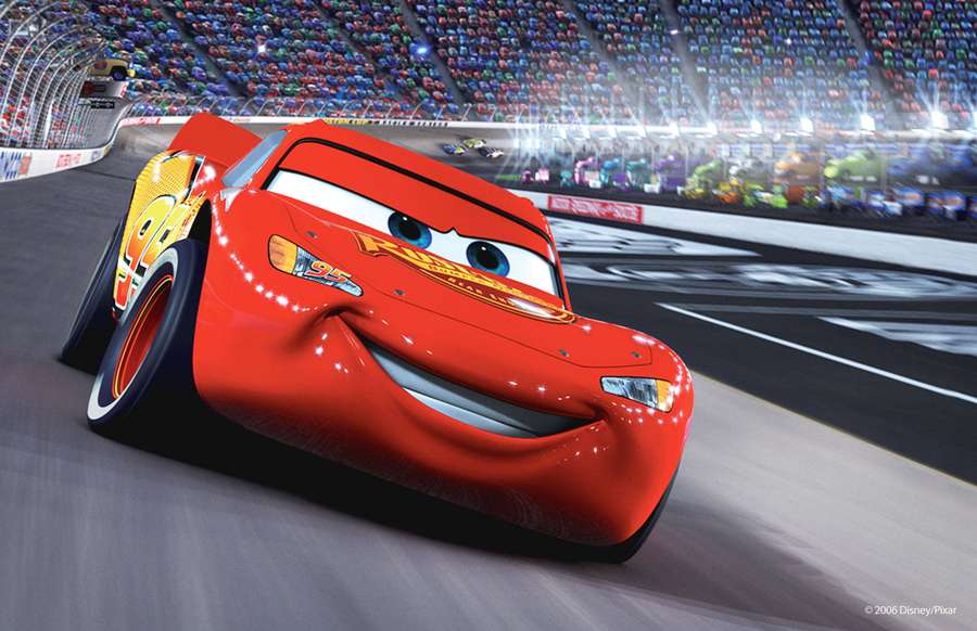 Rotes animiertes Rennauto lächelt auf einer Rennstrecke unter Stadionlichtern. — Mcqueen Bilder