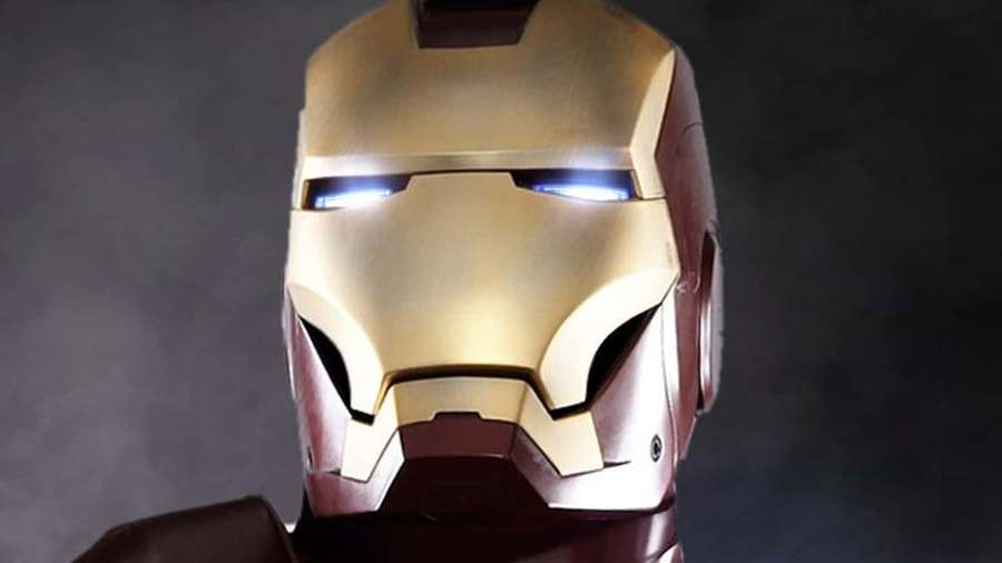 Iron Man Helm mit leuchtenden Augen in dunkler rauchiger Umgebung. — Mcu Bilder