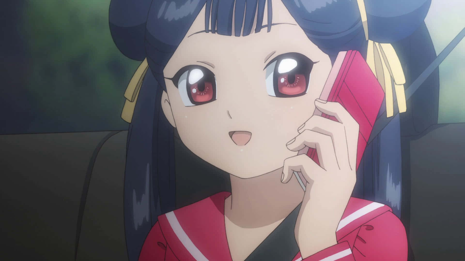 Anime-flicka i skoluniform ler medan hon pratar i rosa telefon inne i bilen. — Meiling Li Bakgrundsbilder