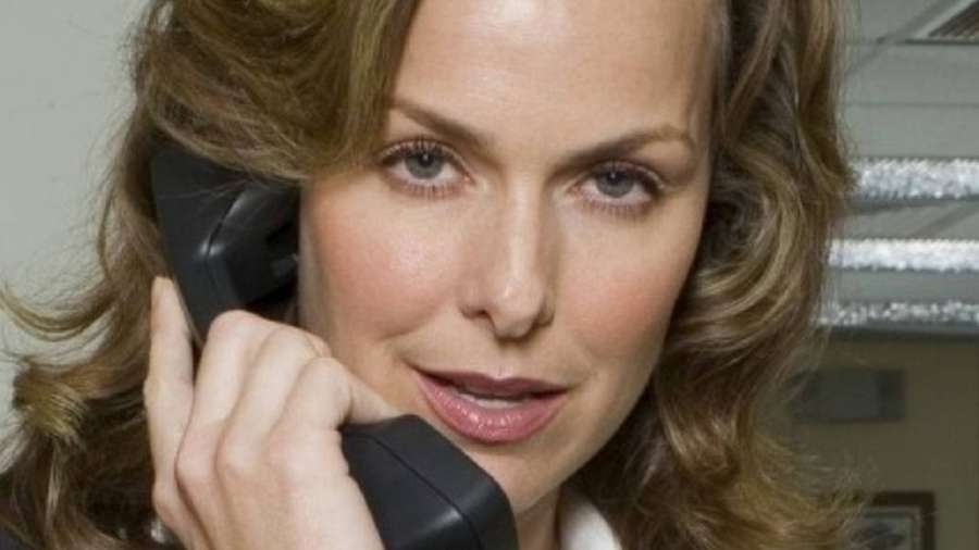 Mulher segurando telefone no ouvido no escritório — Melora Hardin Papéis de Parede