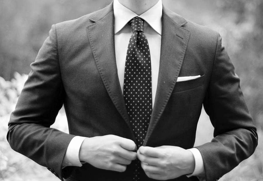 Man adjusting his suit jacket outdoors in black and white. — Men Suit Wallpaper