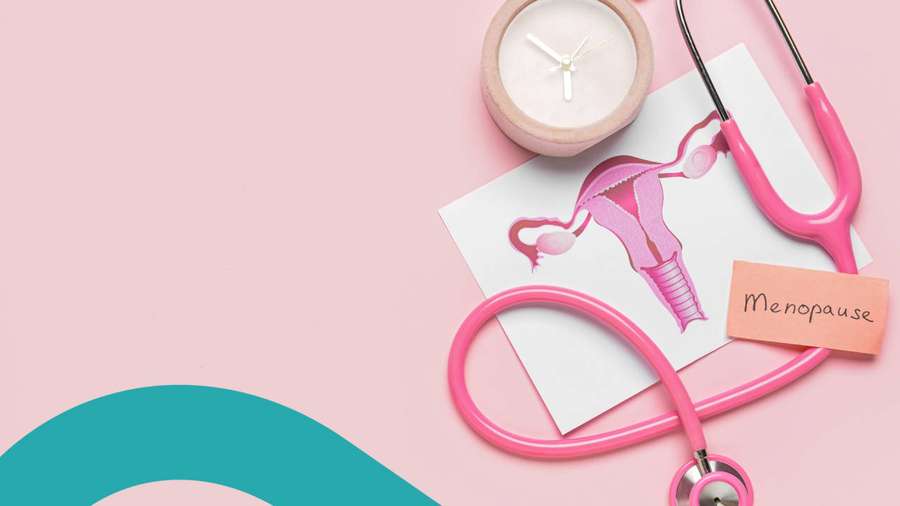 Vaaleanpunainen stetoskooppi ja kohtukaavio 'Menopausi'-muistiinpanolla vaaleanpunaisella taustalla. — Menopause Taustakuvat