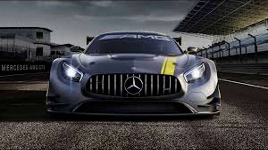 Hopeinen Mercedes-AMG GT -kilpa-auto kilparadalla myrskyisän taivaan alla. — Mercedes Taustakuvat