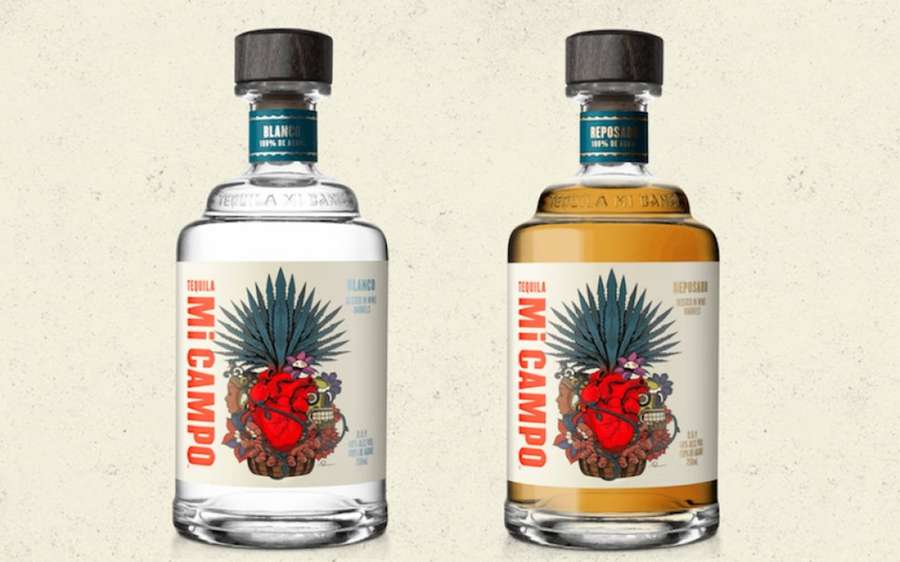 To Mi Campo tequilaflasker med farverige etiketter på en beige baggrund. — Mi Campo Tequila Wallpapers