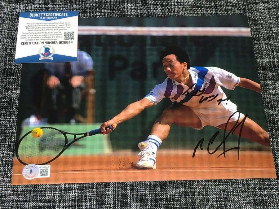 Signiertes Foto des Tennisspielers Ken Rosewall, der einen Vorhandschlag auf einem Sandplatz ausführt. — Michael Chang Bilder