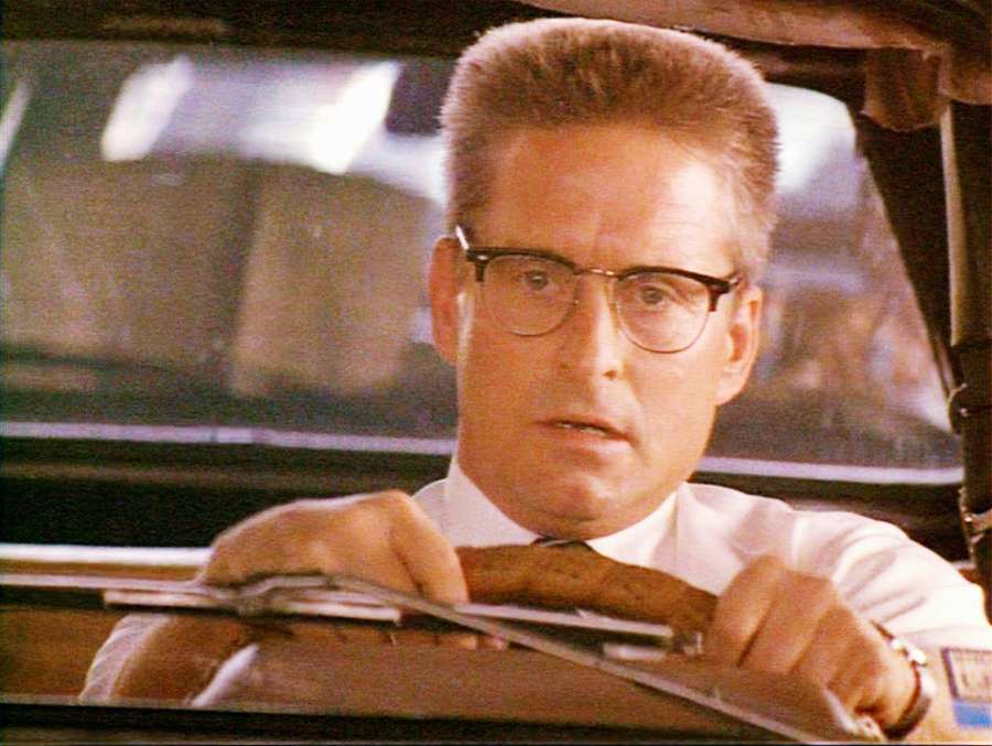 Mann mit Brille fährt einen Oldtimer mit ernstem Ausdruck. — Michael Douglas Bilder