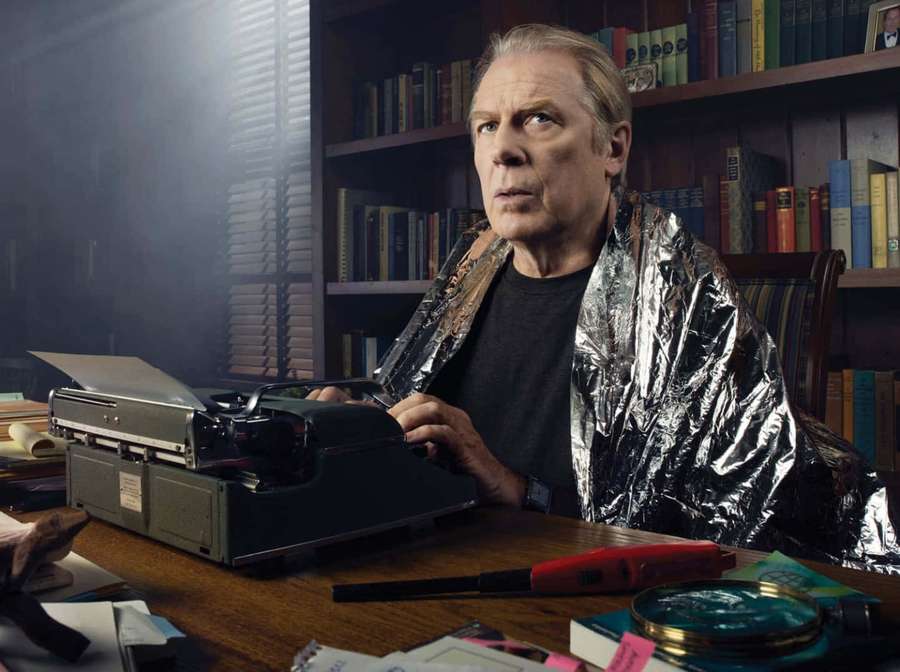 Hombre en papel de aluminio en máquina de escribir en estudio desordenado con estanterías — Michael Mckean Fondos de pantalla