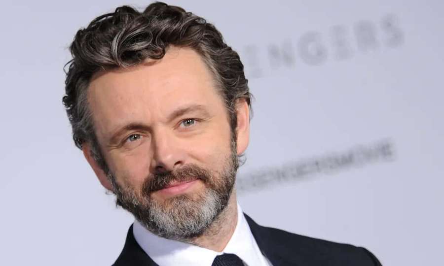 Hombre con barba gris en traje en evento de estreno de película. — Michael Sheen Fondos de pantalla