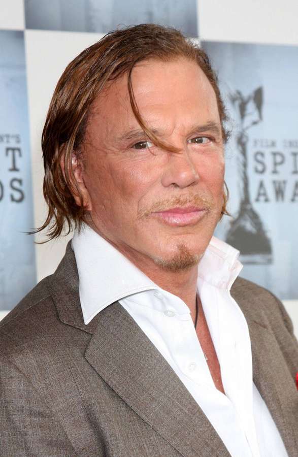 Mann in grauem Anzug und weißem Hemd bei einer Filmpreisverleihung. — Mickey Rourke Bilder