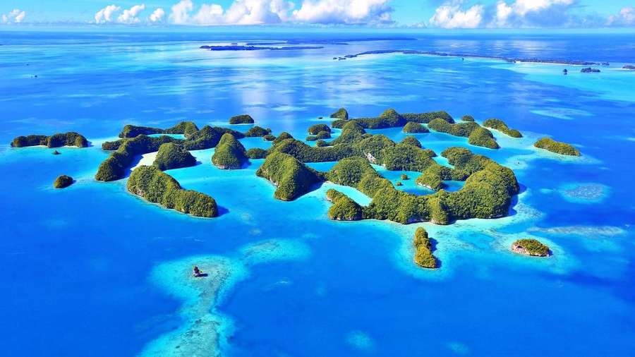 Ilmakuva trooppisista saarista turkoosissa vedessä kirkkaassa auringossa. — Micronesia Taustakuvat