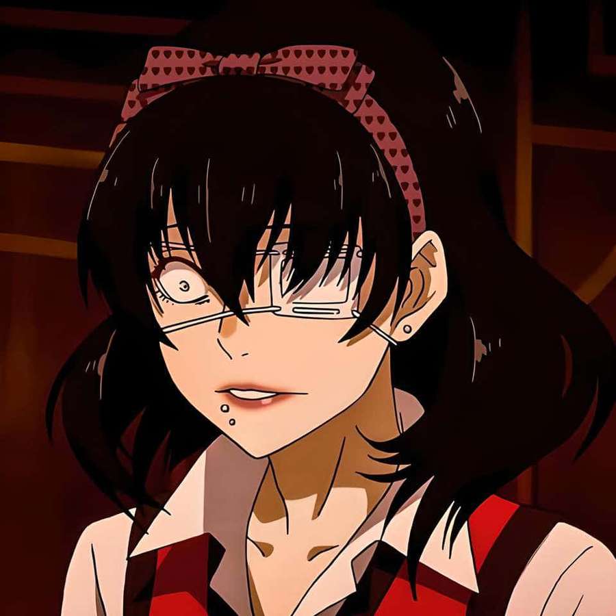 Anime-tyttö, jolla on tummat hiukset, sydänrusetti ja silmälasit, katsoo vakavana sisätiloissa — Midari Ikishima Taustakuvat