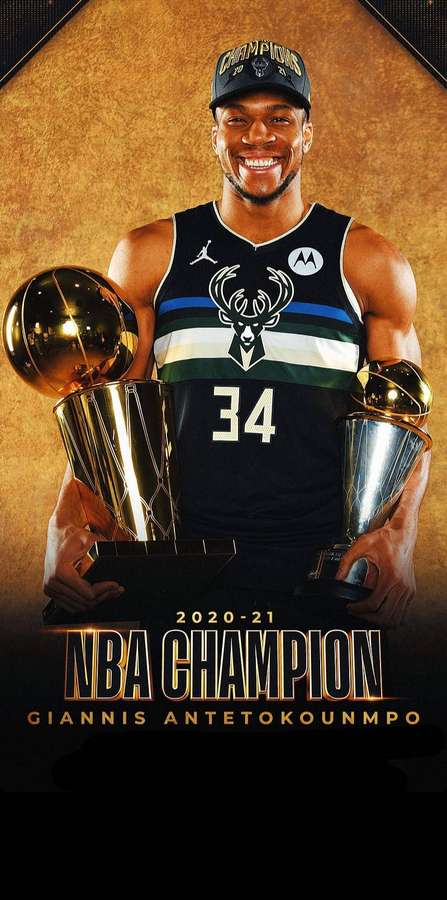Giannis Antetokounmpo hält NBA-Meisterschaftstrophäen in seinem Trikot. — Milwaukee Bucks Bilder