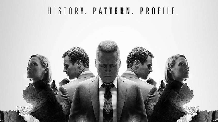 Fire seriøse professionelle i jakkesæt arrangeret i en symmetrisk linje med tekst ovenover. — Mindhunter Wallpapers