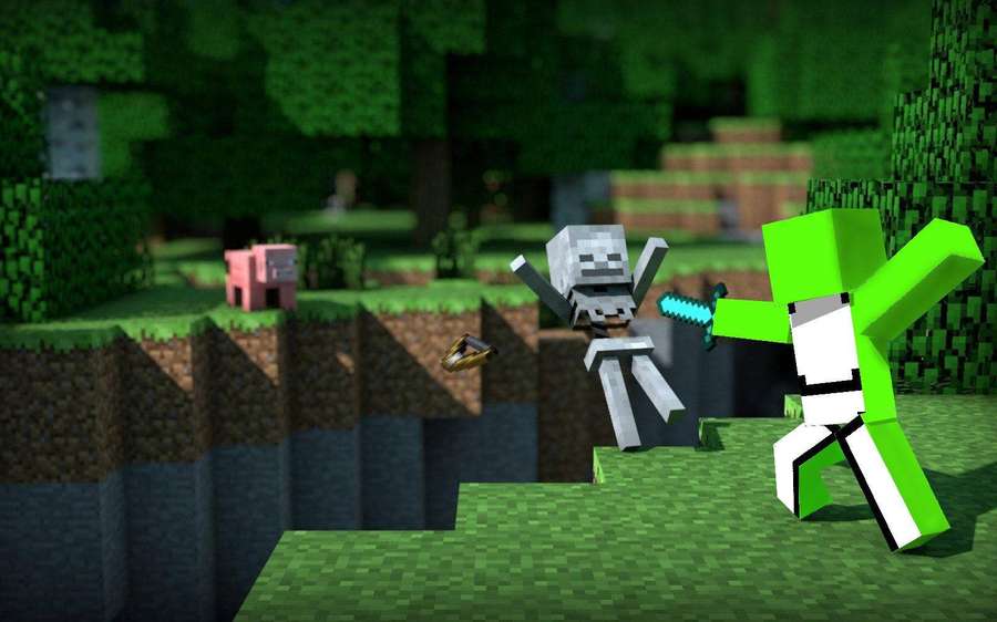Jogador de Minecraft lutando contra um esqueleto em uma floresta pixelada com um porco por perto. — Minecraft dos sonhos Papéis de Parede