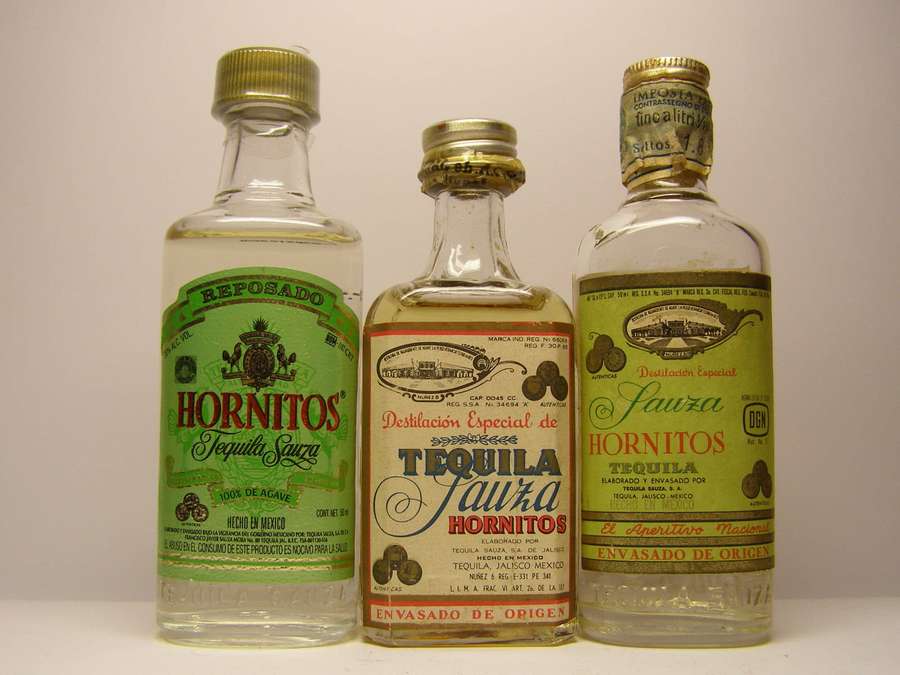 Drei Vintage-Hornitos-Tequilaflaschen auf einer weißen Oberfläche ausgestellt. — Mini Bilder