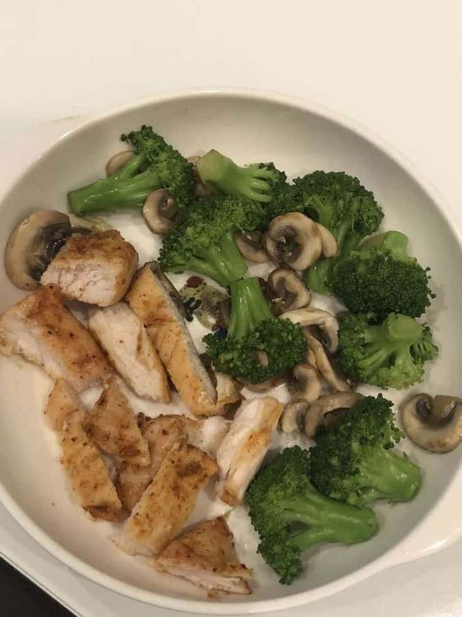 Pollo a la parrilla con brócoli y champiñones en un tazón blanco. — Minimalista de Comida Fondos de pantalla