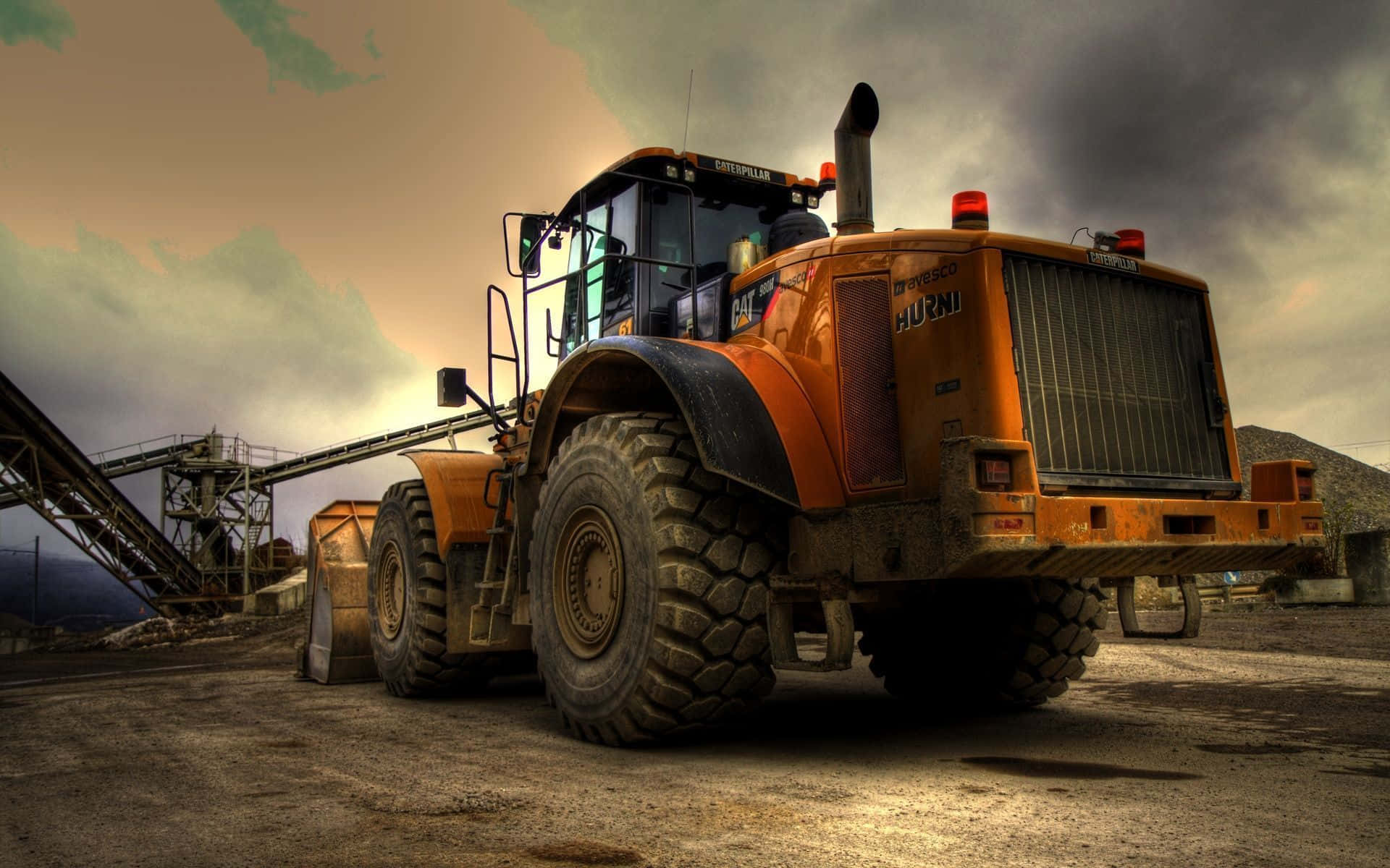 Stort orange byggfordon i ett stenbrott under molnig himmel — Mining bakgrund Bakgrundsbilder