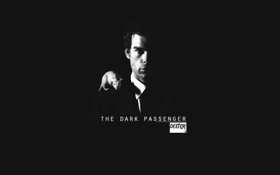 Homem de terno segurando rato com o texto 'The Dark Passenger'. — Mistério Papéis de Parede